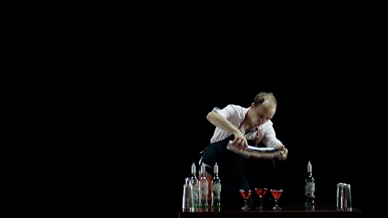 Barista versando cocktail