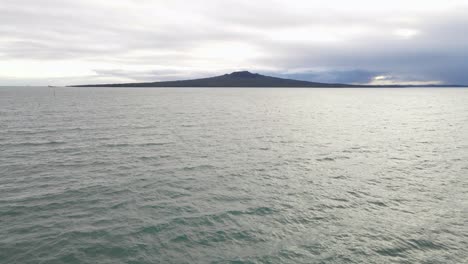 Absteigende-Drohnenaufnahme-Des-Inselvulkans-Rangitoto