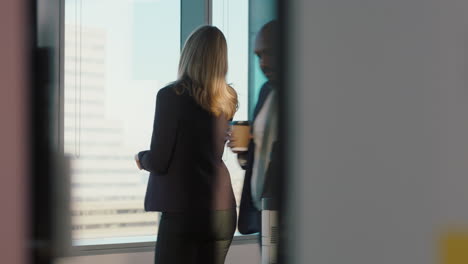 Mujer-De-Negocios-Usando-Un-Teléfono-Inteligente-Charlando-Con-Un-Cliente-Negociando-Un-Acuerdo-Asesor-Financiero-Compartiendo-Consejos-De-Expertos-Teniendo-Una-Llamada-Telefónica-Trabajando-Hasta-Tarde-En-La-Oficina-Mirando-Por-La-Ventana