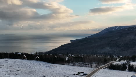 Hermoso-Paisaje-Costero-De-Invierno-De-Charlevoix---Toma-Panorámica-Aérea