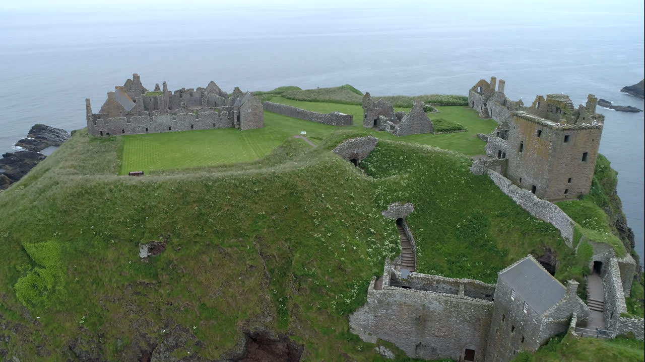 una vista aérea del castillo de dunnottar en un día brumoso y nublado