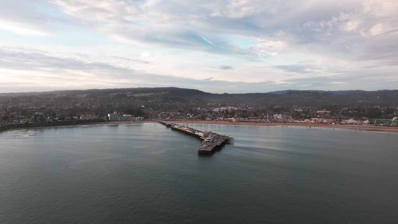 fotografía aérea de un avión no tripulado panorámica a la derecha del muelle en santa cruz, california