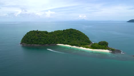 Arcing-shot-of-a-speedboat-taking-tourists-to-the-stunning-Beras-Basah-Island,-Malaysia