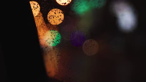 Vista-Nocturna-De-La-Verdadera-Ventana-Del-Auto-En-Una-Noche-Lluviosa-Con-Un-Hermoso-Bokeh