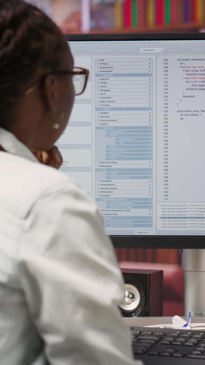 Vertikal video: Utilfreds IT-medarbejder ser fejl under brug af kodeapplikation