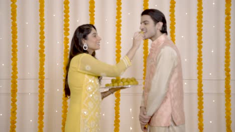 una pareja india celebra el diwali fuera de foco.
