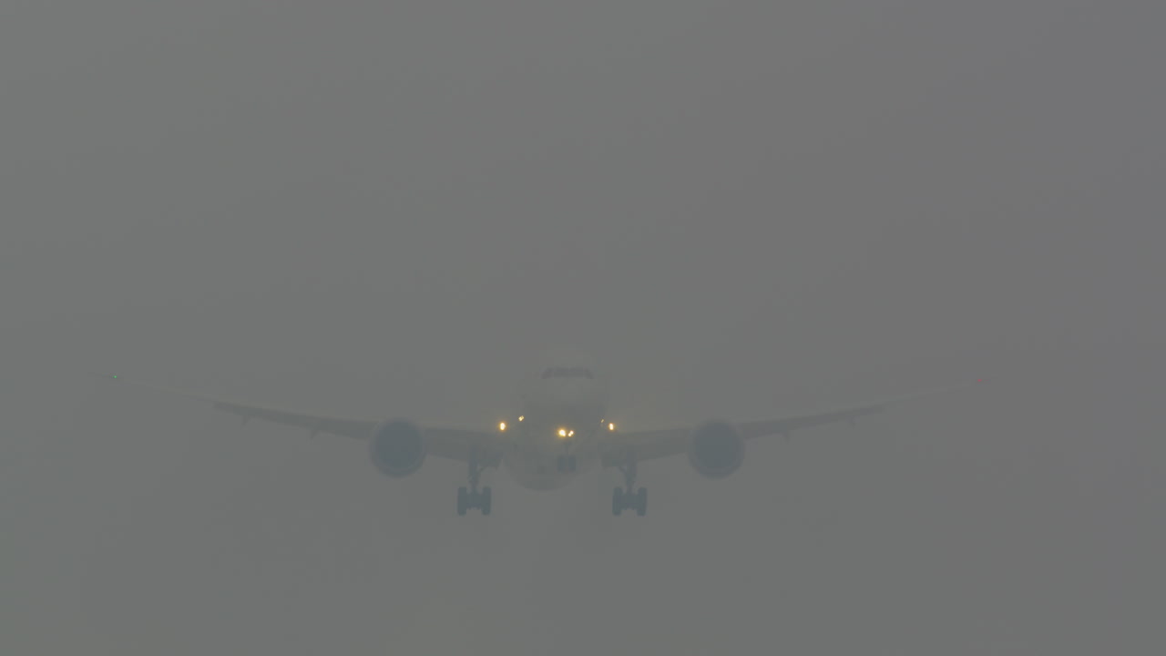 aterrizaje de un avión en una densa niebla