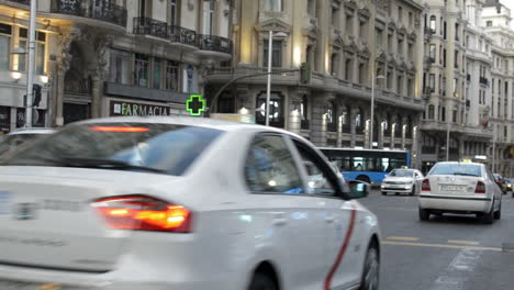 Verkehr-In-Der-überfüllten-Straße-Gran-Vía-In-Madrid