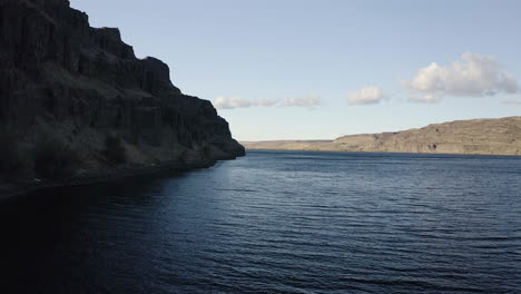 Scenic-View-Of-Upper-Columbia-River-In-Eastern-Washington,-USA