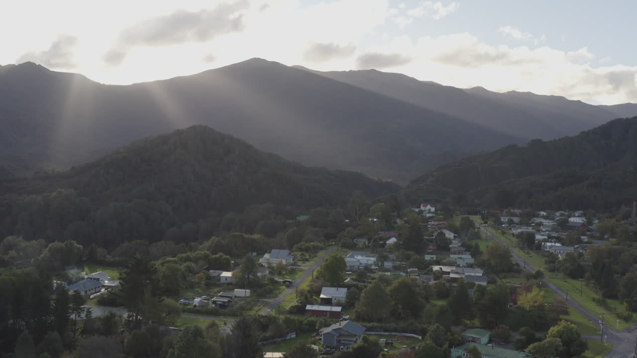 뉴질랜드 남쪽 섬의 블랙볼 마을에서 해가 지는 모습의 드론 촬영
