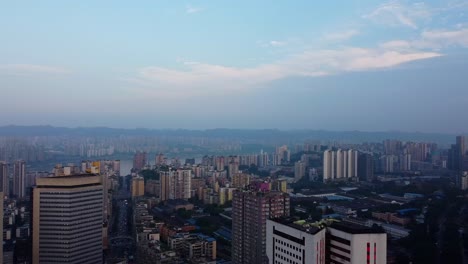 vista aérea cinematográfica del paisaje urbano con rascacielos y el dramático cielo contaminado en chongqing, china