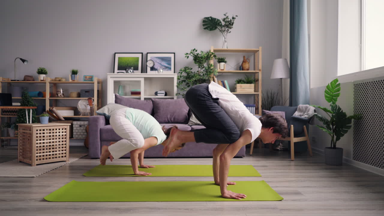 pareja practicando yoga en casa