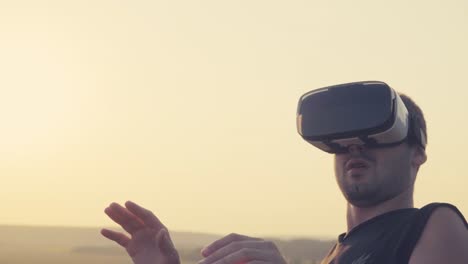 hombre experimentando la realidad virtual al atardecer