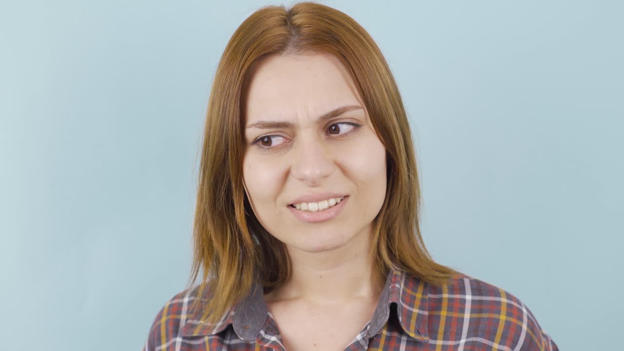 la mujer que mira la cámara con asombro se sorprende.