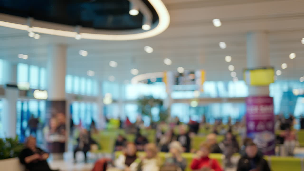 Vista sfocata di persone sedute su delle sedie in attesa all'Aeroporto Internazionale di Chișinău in Moldova