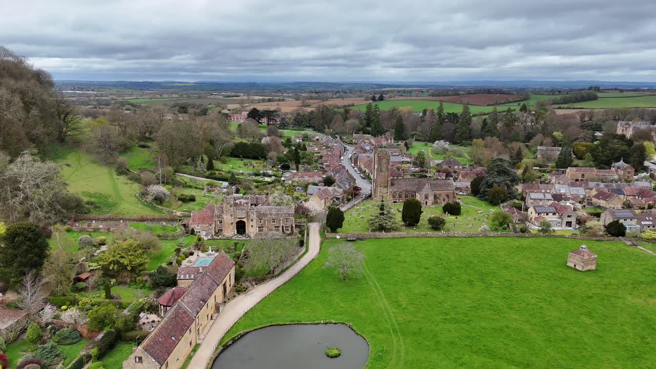 Montacute Somerset, wiejskie domy i ulice z lotu drona.