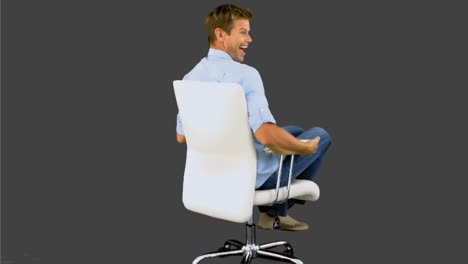 hombre sonriente encendiendo giratorio en pantalla gris