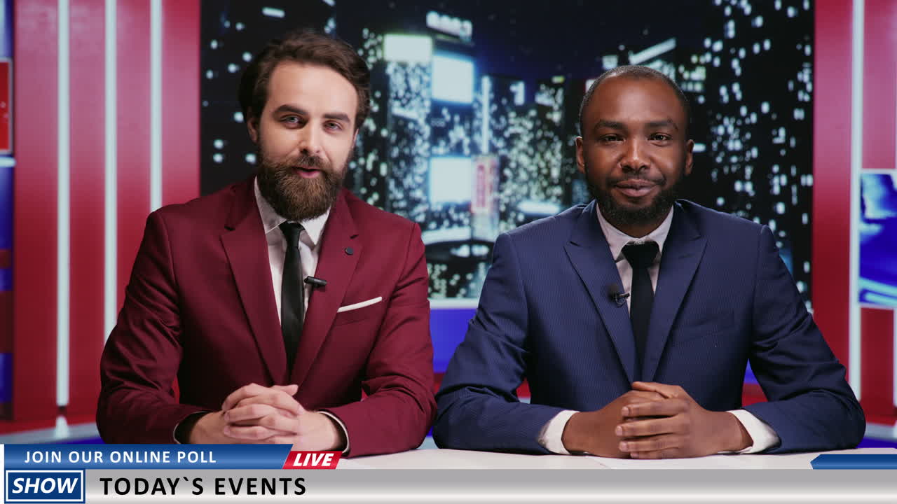 el equipo de medios comienza el programa de entrevistas nocturno.