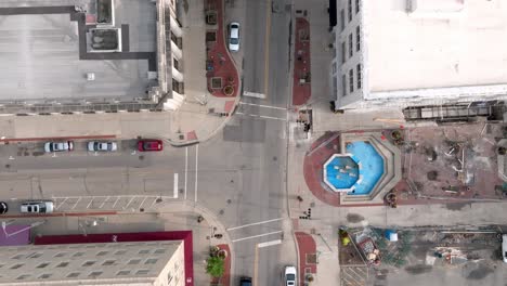el tráfico se mueve en una intersección en el centro de joliet, illinois con video de drones mirando hacia abajo estable