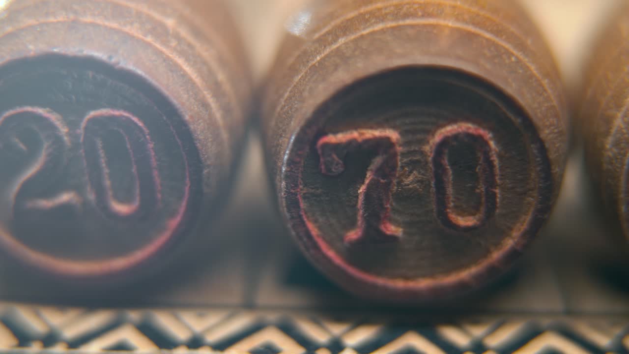 빙고의 매크로 매끄러운, 나무, 오래된 숫자, 빈티지 보드 게임, 숫자 70, 느린 동작, 상업적 기 움직임, 꿈 같은 조명,  오른쪽