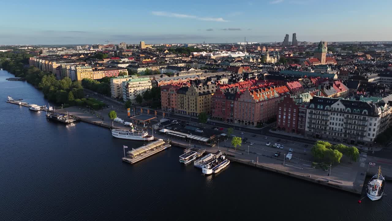 hermosa vista aérea de la calle histórica y el paseo marítimo en la orilla del río, revelando el paisaje urbano de estocolmo
