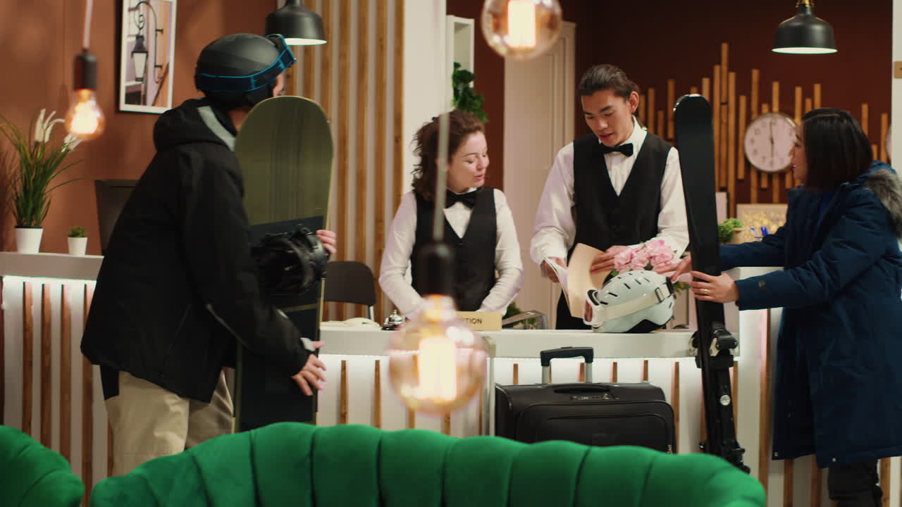 다양한 사람들이 직원들에게 스키에 대해 물어봅니다.