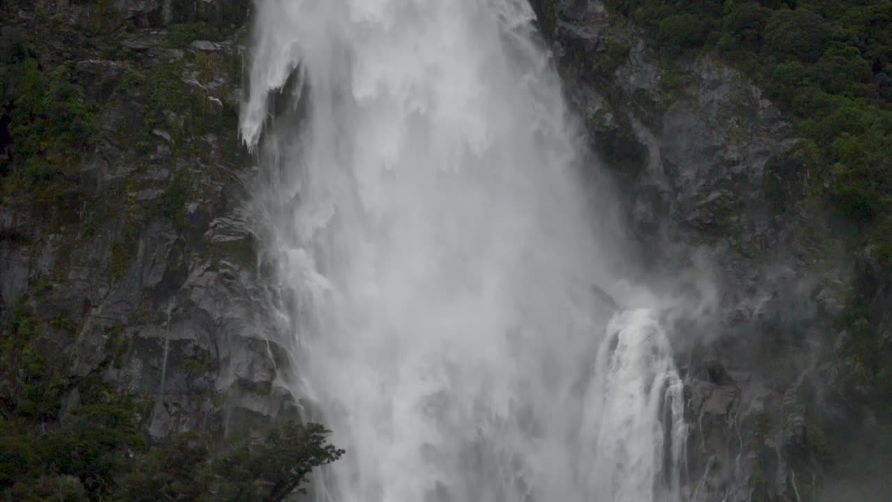 imágenes estáticas en cámara lenta del fondo de una cascada en milford sound - pitahiopio, nueva zelanda