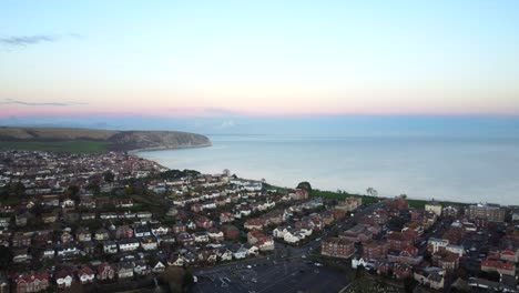 disparo de drones volando sobre la ciudad de swanage en la costa de dorset en inglaterra