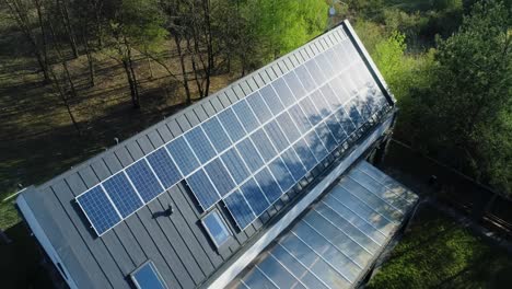 Volando-Por-Encima-De-La-Casa-Moderna-Con-Paneles-Solares-En-El-Techo