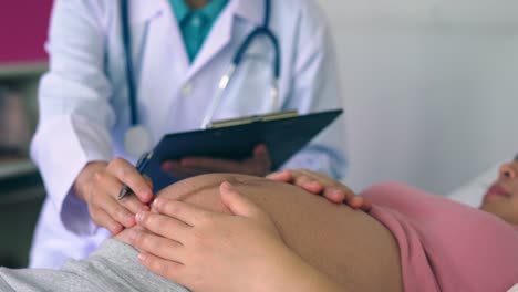 Pregnant-Woman-and-Gynecologist-Doctor-at-Hospital