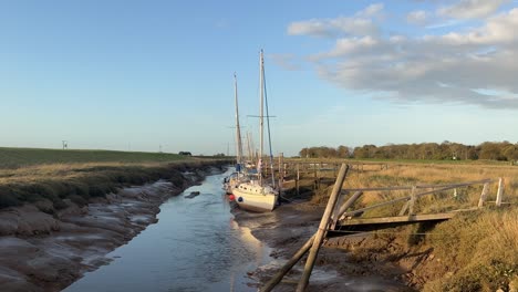 Boats-docked-in-the-estuary-with-evening-golden-sunlight