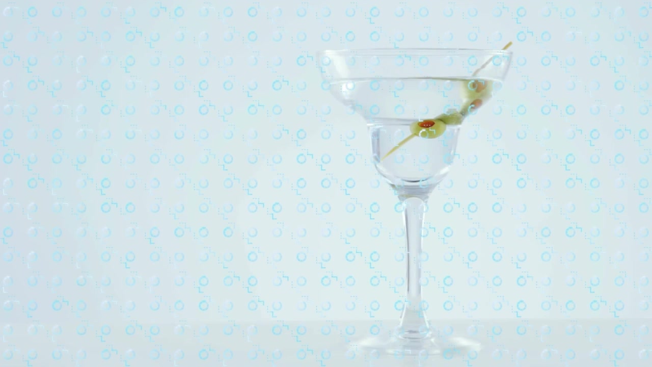 Animazione di forme sopra una bevanda con olive su sfondo bianco.