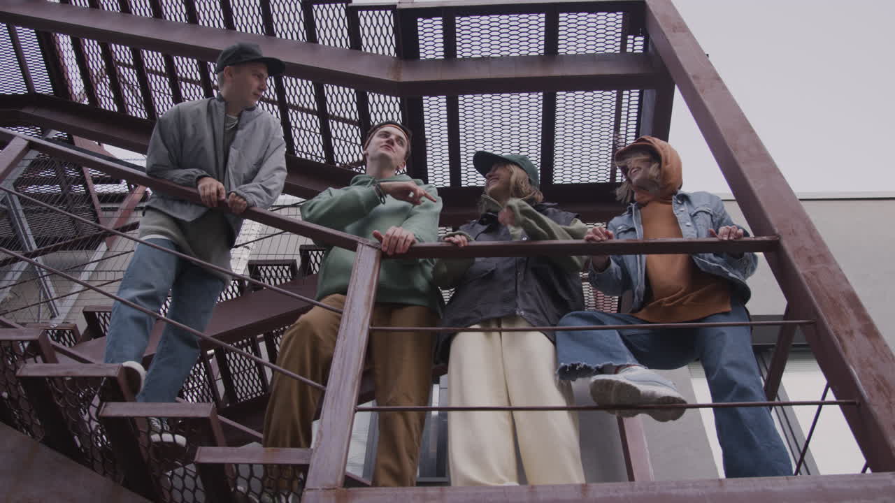 계단에 있는 젊은이들