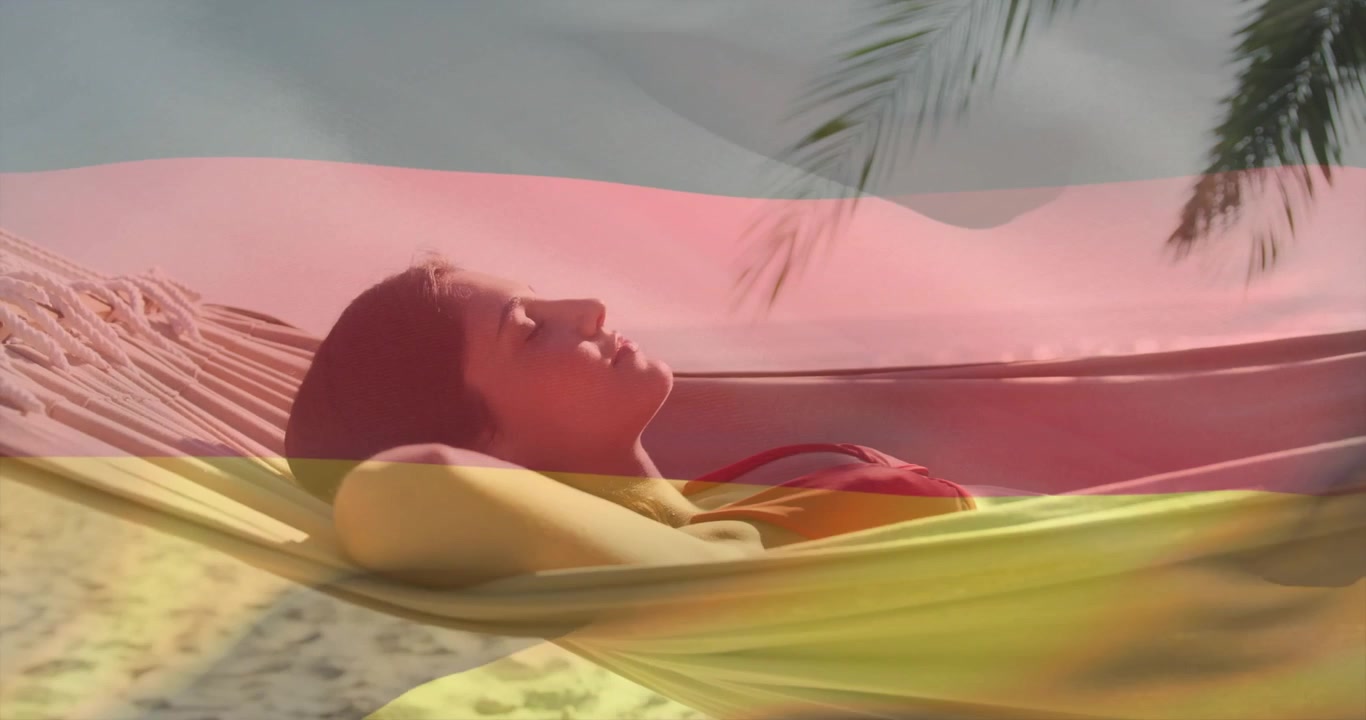 Kvinde læner sig tilbage i gul hængekøje på sandstrand, brise animerer flag-overlay til rejsekampagne.