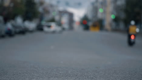 Verschwommenes-Tageslicht-Mit-Blick-Auf-Die-Stadt-Auf-Der-Autobahn-Oder-Im-Städtischen-Hintergrund.