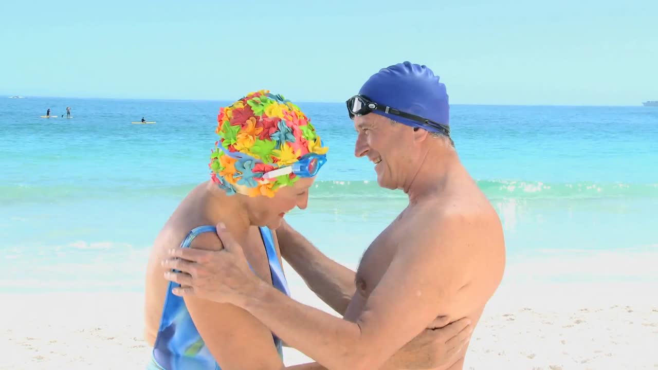 hombre anciano abrazando a una mujer