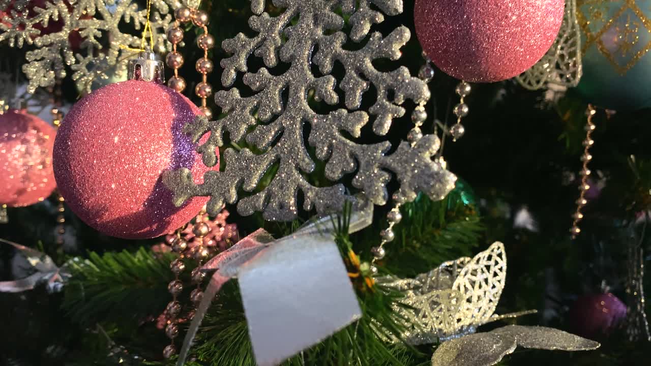 빛에 반이는 장난감과 꽃줄이 있는 아름답게 장식된 크리스마스 트리