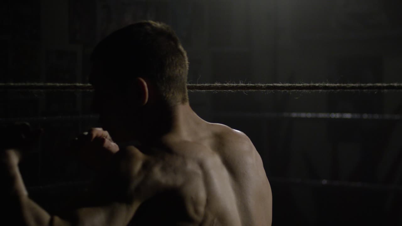 sesión de entrenamiento de boxeo en un gimnasio oscuro