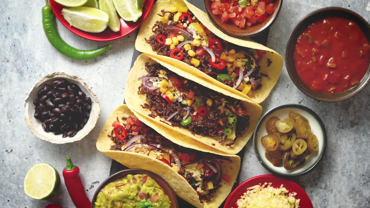 sabrosos tacos de carne mexicana servidos con varias verduras y salsa