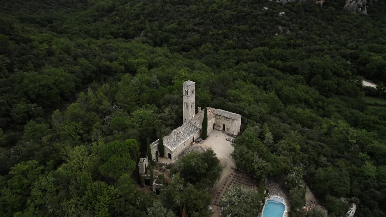 -SHOT [orbit plane or point of interest]
-DESCRIPTION [Drone video about a monastery in the valleys and mountains of Provence-Alpes-C&ocirc;te d'Azur in France near Buoux