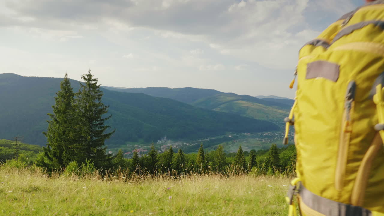 vacaciones de verano en las montañas una pareja joven está feliz de venir a un lugar pintoresco