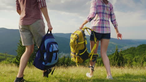 vacaciones de verano en las montañas una pareja joven está feliz de venir a un lugar pintoresco