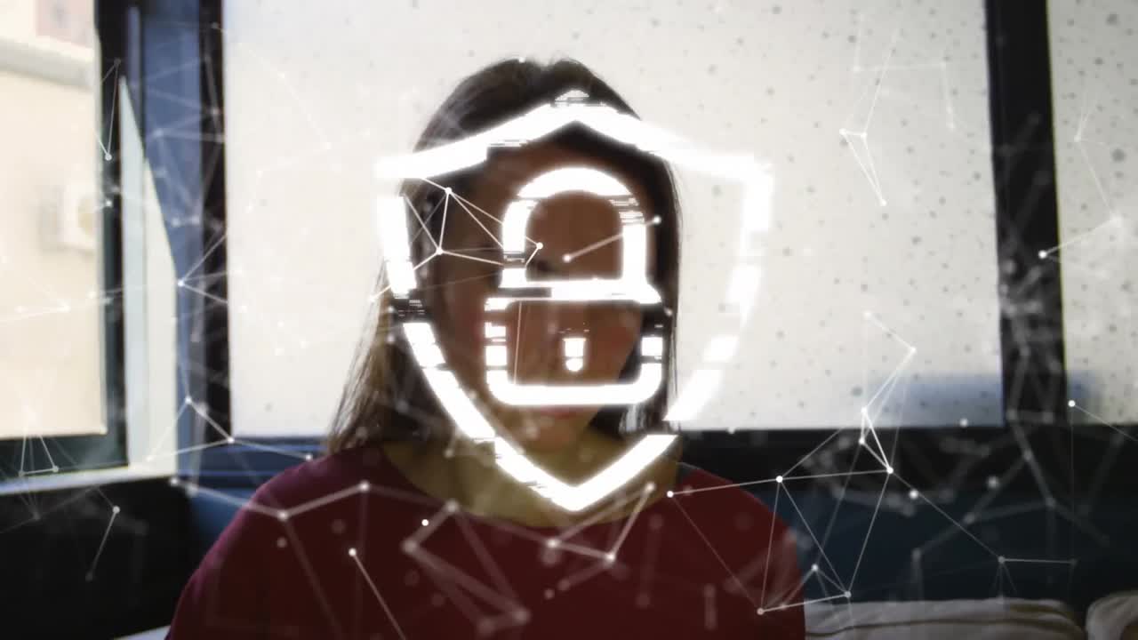 animación de candado y procesamiento de datos sobre mujer de negocios caucásica en la oficina