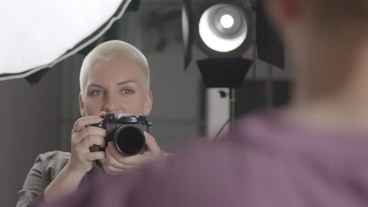 Kvindelig fotograf tager billeder under studieportrætfotografering 04