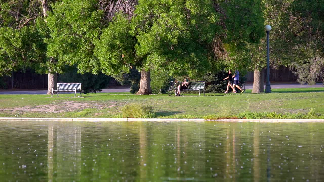 gente caminando en cámara lenta en el parque de la ciudad de denver