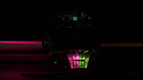el casco de diamante gira de un lado a otro en un fondo abstracto oscuro. iluminación de neón. animación 3d de bucle sin costuras