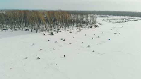 Pescadores-Hábiles-Caminan-Y-Se-Sientan-En-El-Hielo-Pescando-A-Vista-De-Pájaro