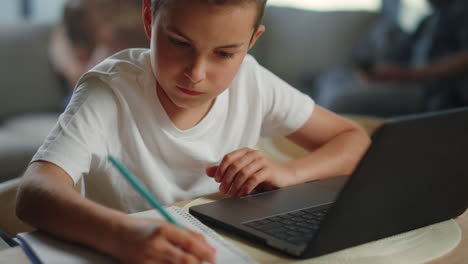 Kind-Schreibt-Zu-Hause-Hausaufgaben.-Ernsthafter-Junge,-Der-Einen-Laptop-Für-Den-Fernunterricht-Benutzt.