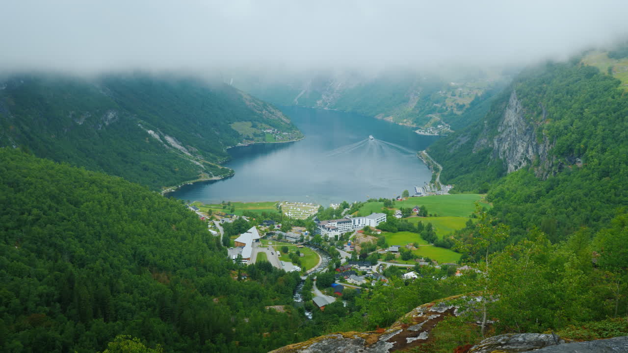 vista desde la famosa roca voladora en noruega 4k video
