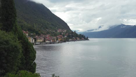 barcos flotando cerca de la costa de la ciudad de varenna